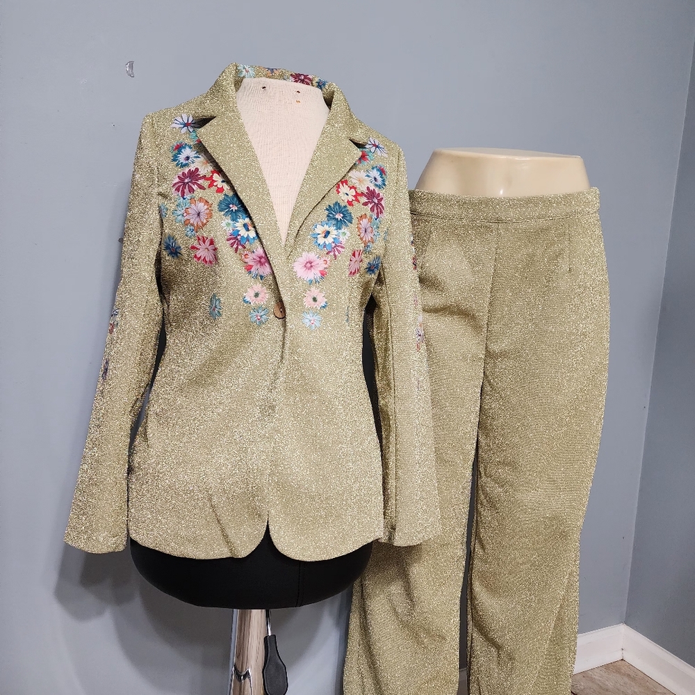 Floral Embroidered Women's Jacket SIZE L. JACKET L25.B19.SLEEVE23.PANT L40.W15.